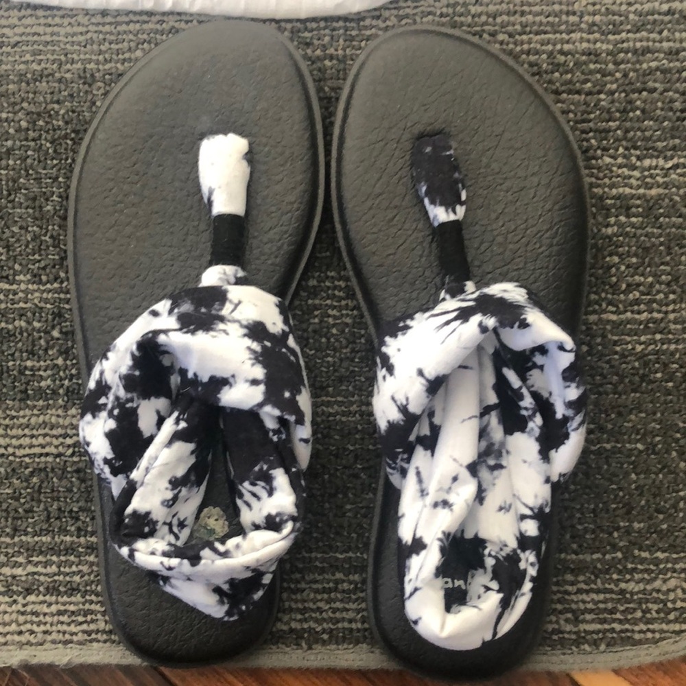 New without tags, never worn. Sanuk Black/white tie dyed size 7